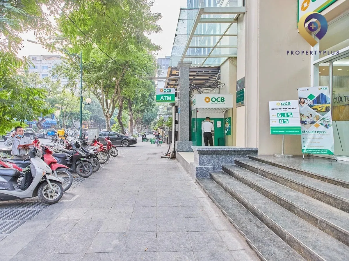 Khu vực lối vào và ATM bên ngoài tòa nhà Nam Long